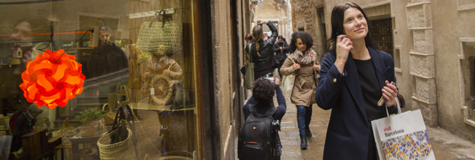 woman shopping in El Born